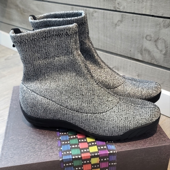 Bernie Mev Memory Foam Pull On Sock Boot - Picture 1 of 10